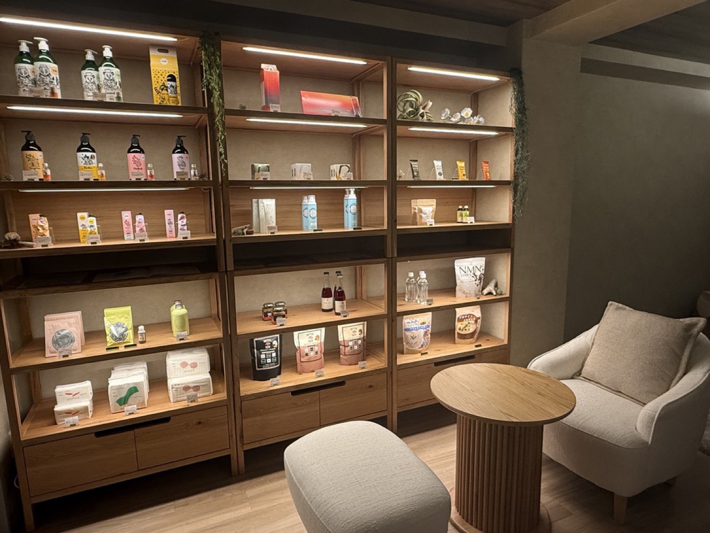 BLANCIA GINZA 物販コーナーと待合スペース